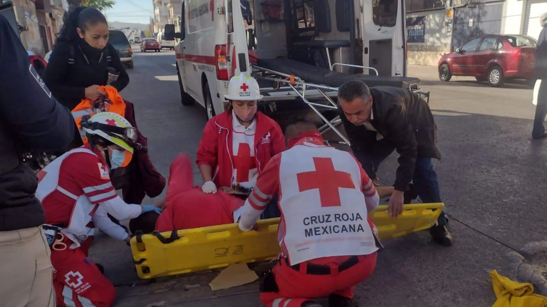 cruz roja se lleva a joven